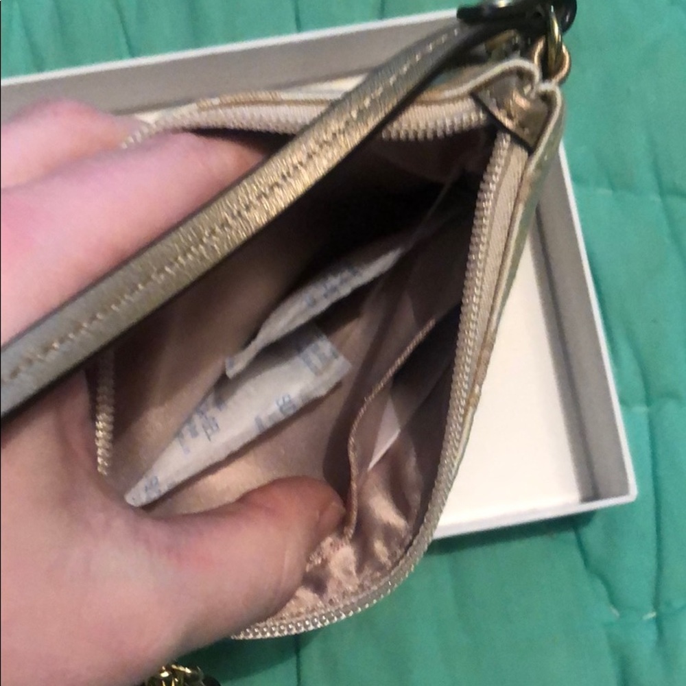 New never used Coach signature tan zip wristlet - Picture 4 of 7